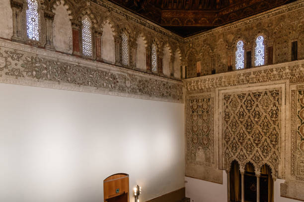 vista interna della sinagoga di transito a toledo - transitor foto e immagini stock