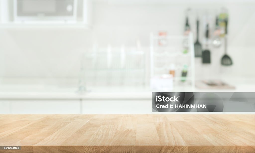 木製テーブルの上にぼかし白い台所壁の部屋 - キッチンのロイヤリティフリーストックフォト