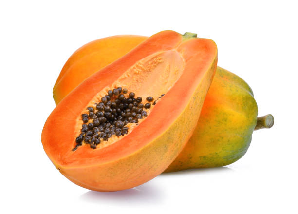 entero y la mitad de la fruta de papaya madura con semillas aisladas en fondo blanco - papaya fruta tropical fotografías e imágenes de stock