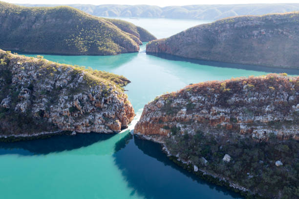 foto aérea do cachoeiras horizontais, talbot bay, kimberley, austrália - broome - fotografias e filmes do acervo