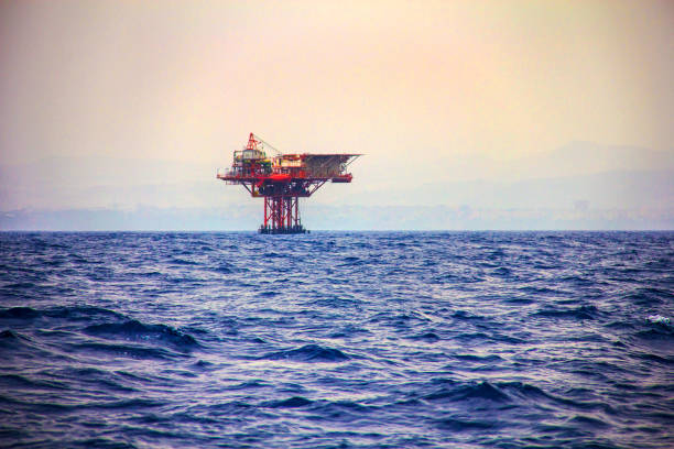 оффшорная нефтяная платформа - oil rig oil well natural gas industrial ship стоковые фото и изображения