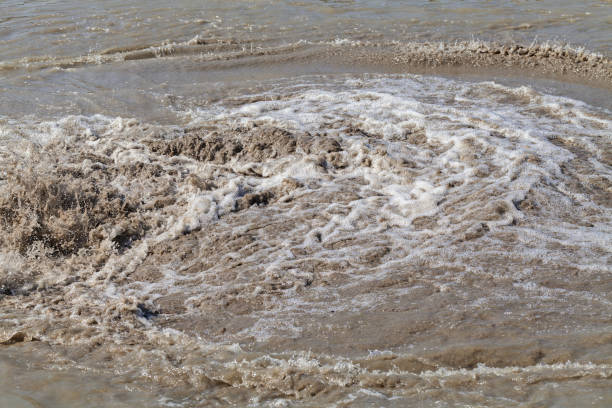 wasser trübe mit schlamm - 16377 stock-fotos und bilder