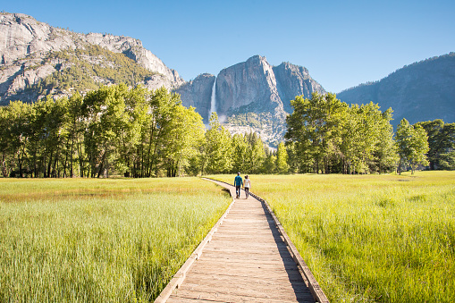 Paseo del Prado de Centinela y vista de las Cataratas de Yosemite photo