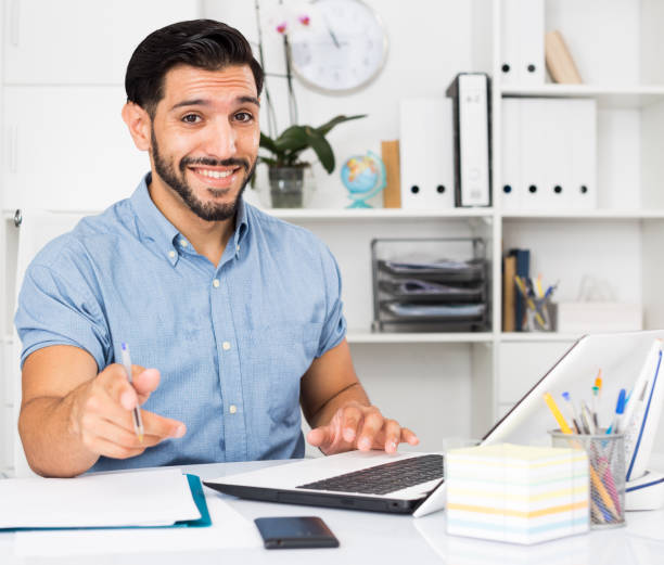 istock Spanish businessman is talking with partner about contract 864132576