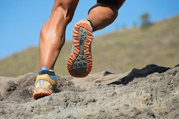 trilha de atleta, correndo nas montanhas - running jogging footpath cross country running - fotografias e filmes do acervo