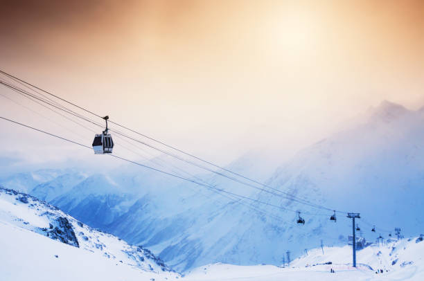 pista de esquí y tranvía en el complejo turístico de esquí elbrus. - mountain mountain peak environment caucasus fotografías e imágenes de stock