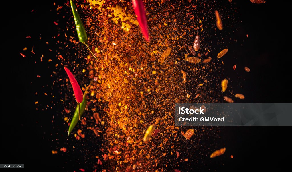 Esplosione alimentare mix di spezie con peperoncino e peperoncino in polvere - Foto stock royalty-free di Esplodere