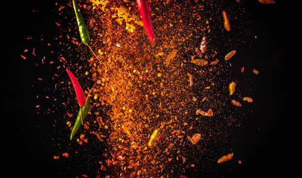 especiaria mix alimentos explosão com pimentão e pimenta em pó - chilli powder - fotografias e filmes do acervo