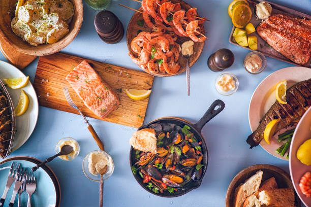variación de salmón con limón fresco y gambas a la plancha - prepared fish seafood barbecue grilled fotografías e imágenes de stock