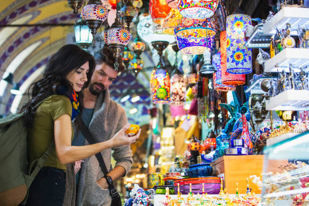 giovane coppia di turisti che fa shopping nel grand bazaar, istanbul, turchia - bazaar foto e immagini stock