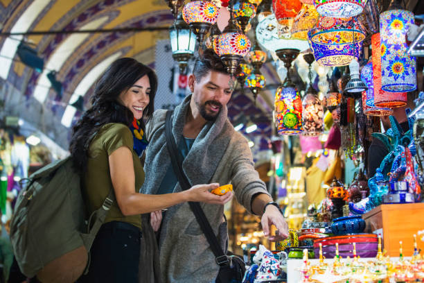 Couple de jeune touriste shopping au Grand Bazar, Istanbul, Turquie - Photo