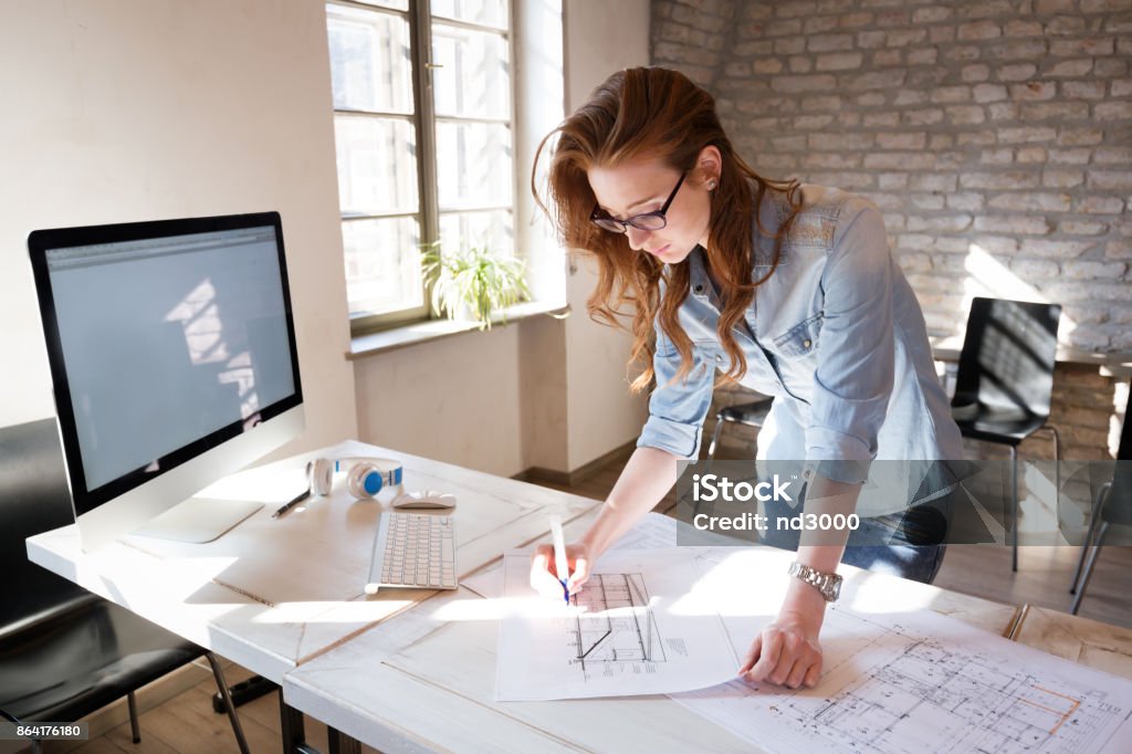 Concepteur de femelle au bureau travaillant sur le projet des architectes - Photo de Architecte libre de droits