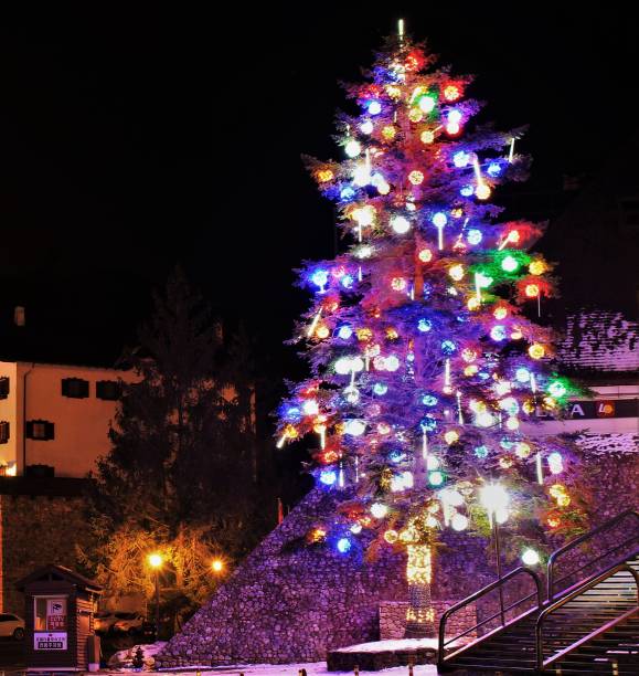 istock Christmas tree night city landscape 864176866