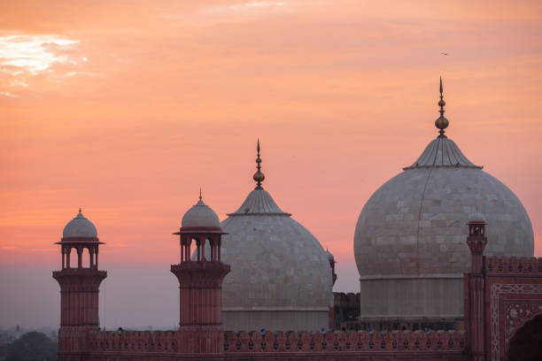 meczet cesarzy - badshahi masjid o zachodzie słońca - city of post zdjęcia i obrazy z banku zdjęć