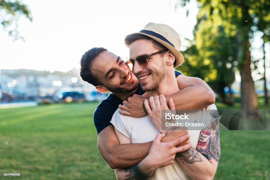 방학 동안에 서로 사랑 하는 표현 하는 쾌활 한 게이 커플 - 로열티 프리 동성 커플 스톡 사진