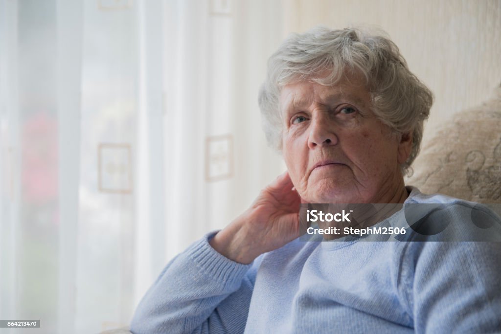 Ältere Frau, die im Innenbereich verärgert und gelangweilt - Lizenzfrei Seniorinnen Stock-Foto