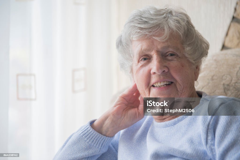 Glücklich senior drinnen lächelnde Frau - Lizenzfrei 70-79 Jahre Stock-Foto