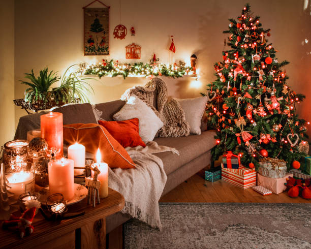 dänische weihnachtsbaum mit traditionellen dekorationen - denmark house flag danish flag stock-fotos und bilder
