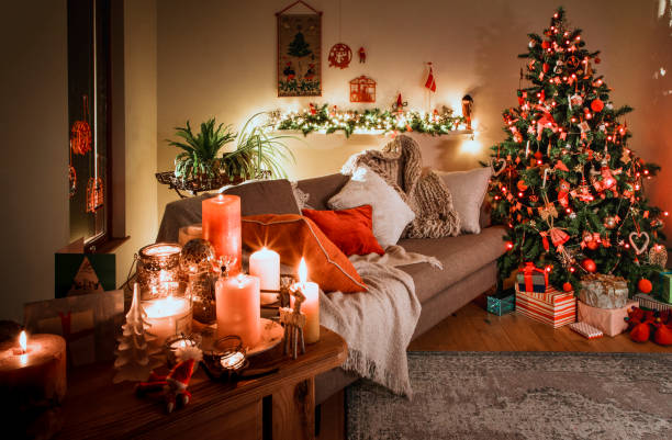 dänischen home zu weihnachten mit traditionellen dekorationen und baum - denmark house flag danish flag stock-fotos und bilder