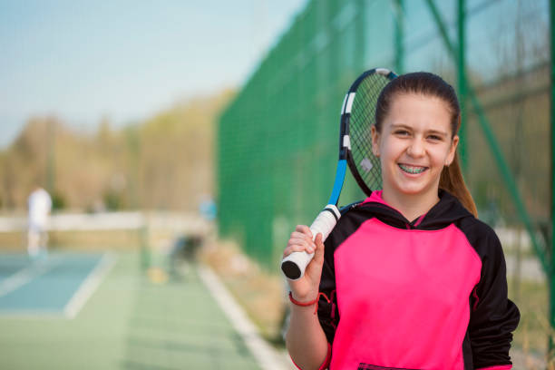 jeune fille avec accolades posant - tennis child teenager childhood photos et images de collection