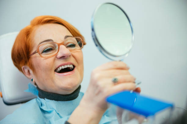 donna anziana seduta su una sedia - dentist family doctor dental hygiene foto e immagini stock