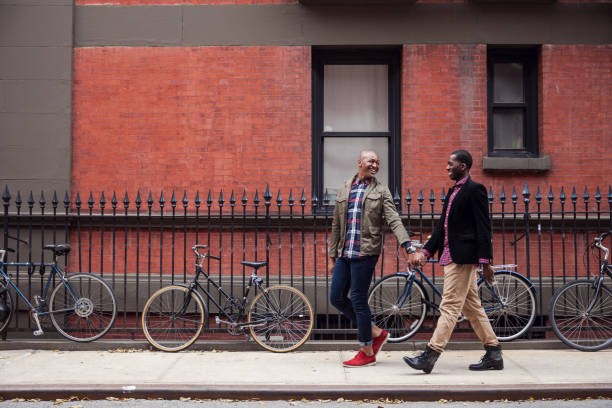 뉴욕에서 행복 한 게이 커플 - gay man couple lifestyles homosexual 뉴스 사진 이미지