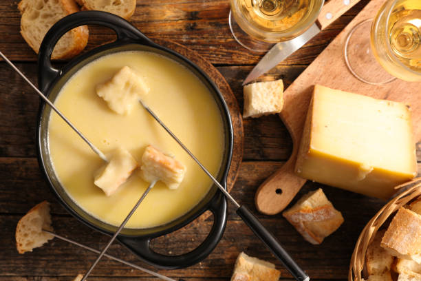 fondue de queso, gastronomía francesa - fundiendo fotografías e imágenes de stock