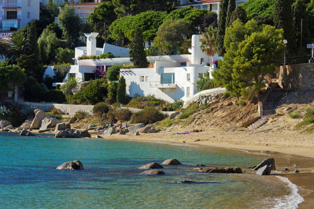 casa de praia mediterrânica em costa brava - villa summer rock sand - fotografias e filmes do acervo