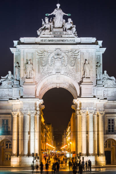 lisbona rua augusta arco illuminato al crepuscolo sopra la folla portogallo - lisbon portugal night people barrio alto foto e immagini stock