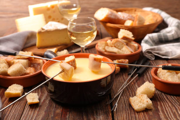 fondue au fromage - fondue fork photos et images de collection
