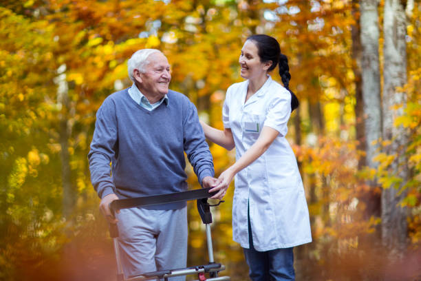 krankenschwester helfen älteren senior woman - patient retirement senior adult hospital stock-fotos und bilder