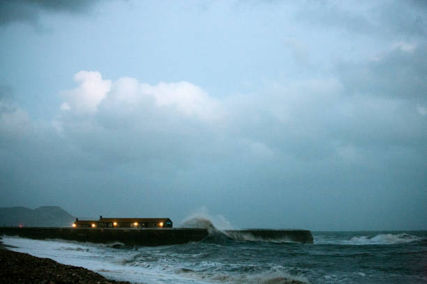 mar tempestuoso, o cobb, lyme regis - 11892 - fotografias e filmes do acervo