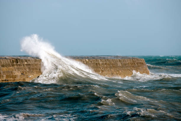 mer agitée à la cobb, lyme regis - 11877 photos et images de collection