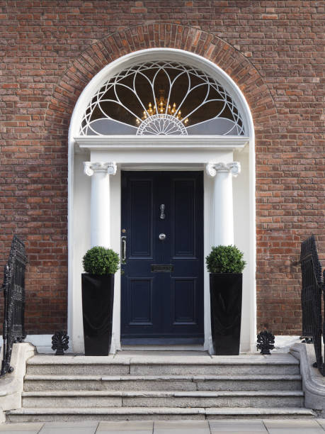 porta georgiana - dublino, irlanda - dublin ireland brick built structure building exterior foto e immagini stock