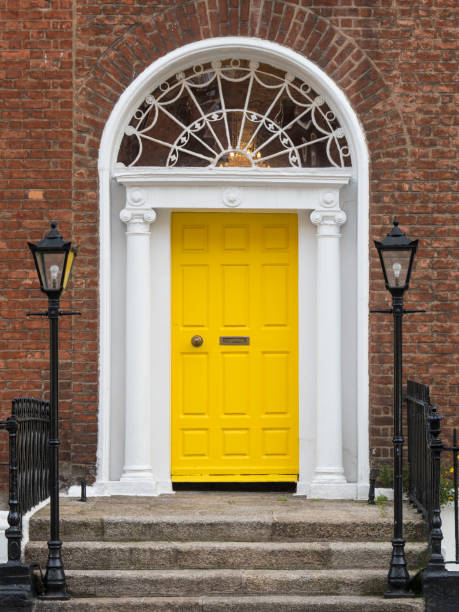 porta gialla georgiana - dublino, irlanda - dublin ireland brick built structure building exterior foto e immagini stock