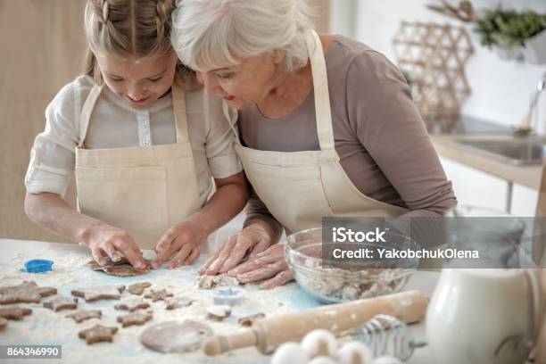 Photo libre de droit de Heureuse Petitefille Sculpture Pâte De Farine banque d'images et plus d'images libres de droit de Grand-parent - Grand-parent, Biscuit, Grand-mère