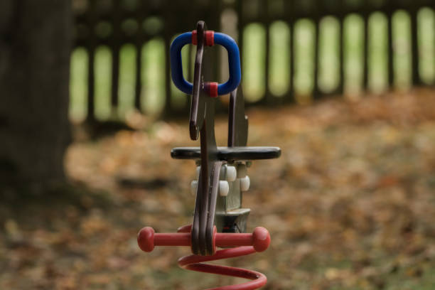 A new idea for outdoor exercise is to use exercise equipment made from nature or easily made by yourself, such as iron bars, logs, or logs that have a natural appearance without the need for maintenance costs like general exercise equipment.