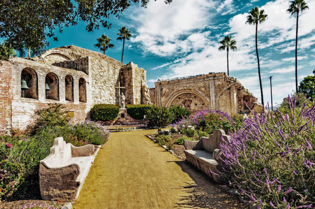 mission san juan capistrano extérieur cloches d’église de mur et statue - banc déglise photos et images de collection