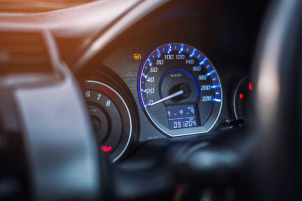 closeup tableau de bord de voiture kilométrage - odometer speedometer car battery motor vehicle photos et images de collection