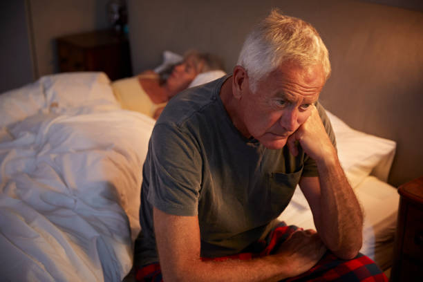 불면증으로 고통 하는 밤에 침대에서 수석 남자를 걱정 - couple senior adult sadness emotional stress 뉴스 사진 이미지