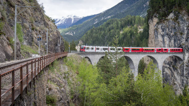 ледниковый поезд на мосту виадук, швейцария - berninapass стоковые фото и изображения