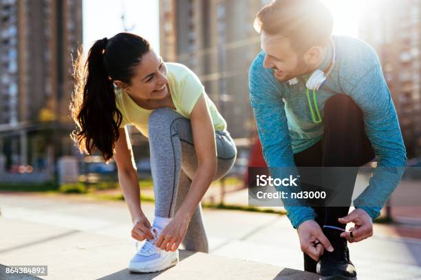 Photo libre de droit de Coureurs Attachant Des Chaussures De Course Et Sapprête À Exécuter banque d'images et plus d'images libres de droit de Exercice physique