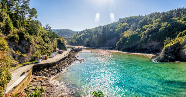 vista panoramica dell'estuario del fiume ea nella città di ea, paesi baschi, spagna - golfo di biscaglia foto e immagini stock