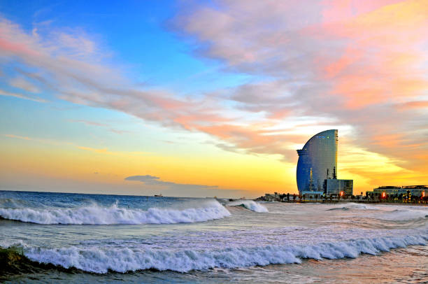 日没、カタルーニャ、スペインのバルセロナのビーチ - バルセロナ ストックフォトと画像