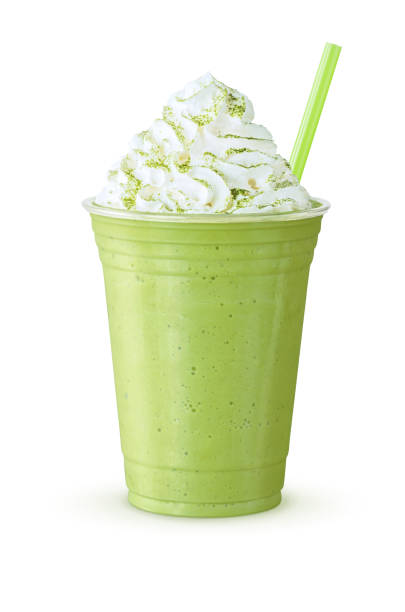 froid de thé vert matcha frappe ou shake avec crème fouettée et de la paille sur fond blanc - thé matcha photos et images de collection