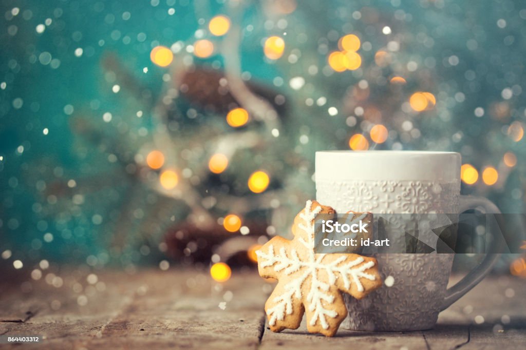 Composição de Natal ou ano novo com cacau, marshmallows, biscoitos de gengibre e decorações de Natal - Foto de stock de Férias royalty-free