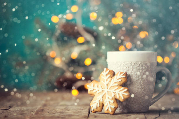 christmas or new year composition with cocoa, marshmallows, gingerbread cookies and christmas decorations - feriado fotos imagens e fotografias de stock