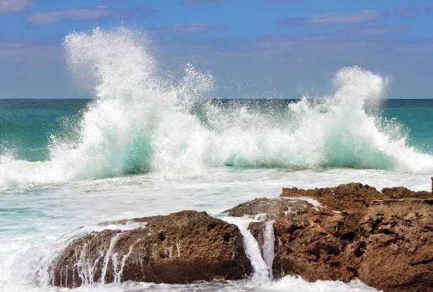 바다 파도가 바위에 충돌 - sea stone 뉴스 사진 이미지