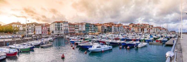 porto di lekeitio e vista panoramica sul porto turistico. paesi baschi, provincia di vizcaya, spagna - golfo di biscaglia foto e immagini stock