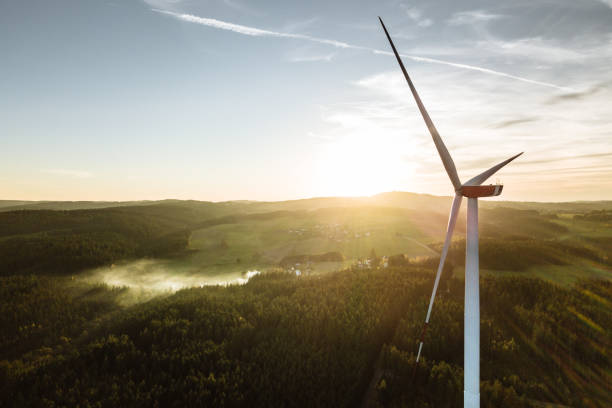 windkraftanlage im sonnenuntergang von der luft aus gesehen - plant environment stock-fotos und bilder